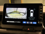 リバースギアに入れるだけで後方の表示へ切り替わります。夜間や雨の日の駐車も楽になりますよ。