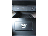 USBタイプA・タイプC・HDMI接続が可能です。Apple CarPlayやAndroid Auto連携機能もあります。携帯電話のワイヤレス充電にも対応。