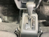 自然に手が届き操作性の良いシフトレバー!