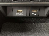 こちらのクルマはUSB接続コネクタも装備されています♪スマホの充電などにお使い下さい。ご旅行中での充電切れも、これなら心配いりませんね!