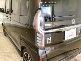 カスタム専用・垂直に伸びるLEDリアコンビネーションランプ。消灯時も宝石のような透明感を放ち、リアビューに気品を添えます。