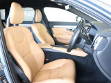 前席は8ウェイパワーシートです ドライバーに最適なシートポジションを作り出せるだけではなく、シートヒーターも装備されているため快適です