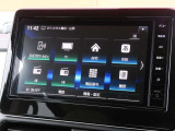 ナビゲーション+AV 2画面表示(デュアルウィンドウ)、TV、FM/AM、Bluetooth Audio、microSDカード(音楽/動画ファイル再生)、ハンズフリーフォン、スマホでの地図更新が可能な高性能大型ナビです。
