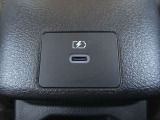 後席にもType CのUSB電源ソケットが装着されております。移動中にスマホやタブレットの充電に便利です☆