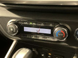 「AUTO」スイッチで車内の温度を一定に保ってくれるオートエアコン。快適装備の代名詞。もちろんマニュアル操作も可能ですよ。