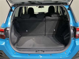 荷室も日常のお買い物には困らない広さが確保されております 後席を分割で倒すこともできますよ