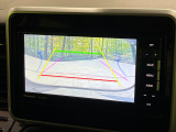 【バックカメラ】駐車時に後方がリアルタイム映像で確認できます。大型商業施設や立体駐車場での駐車時や、夜間のバック時に大活躍!運転スキルに関わらず、今や必須となった装備のひとつです!