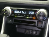 【オートエアコン】車内温度を感知して自動で温度調整をしてくれるのでいつでも快適な車内空間を創り上げます!どの席に座っても快適なドライブが楽しめます♪