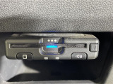 【ETC】有料道路を利用する際に料金所で停止することなく通過できる、ETC車載器(ノンストップ自動料金収受システム機器)が装備されています。セットアップを行うことで利用可能になります。