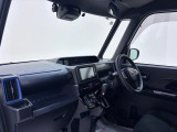 ダイハツのお店では、ダイハツ車を知り尽くしたプロフェッショナルが、専用の診断機器を使って各システムを点検しております。
