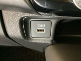 エアコン操作パネルの下に、スマートフォンなどの充電可能なUSB端子がついています。移動中に充電もできるので便利です。