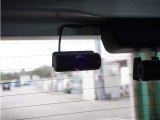 前方・後方はもちろん、車内カメラは、後方から左右をワイドに撮ることができ、幅寄せや側面衝突、威圧的なドライバーの危険行為など、クルマ周囲のトラブルもしっかり記録できます。