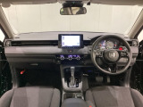 車内は光触媒抗菌消臭施工済です。スタイリッシュなデザインでスポーティなインパネ周りを演出します。グローブボックスやカップホルダーのほかにトレーなどたくさんの収納スペースが付いています。