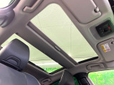 【パノラマルーフ】大型のガラスルーフ搭載で車内の解放感が一気にアップ!開放的なドライブをお楽しみいただけます。