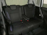 後席シートも広々としたスペースを確保しています。大人でもゆったりと座って頂けますので、大人数でのお出かけもラクラクです♪ドライブに行くのが楽しみですね♪