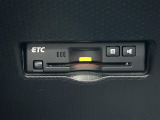 【ビルトインETC】有料道路を利用する際に料金所で停止することなく通過できる、ETC車載器(ノンストップ自動料金収受システム機器)が装備されています。セットアップを行うことで利用可能になります。