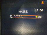 【VDC】滑りやすい路面などでのハンドル操作で車両が横滑りしそうになると、ブレーキおよびモーター出力を制御し車両の安定性を向上させる。