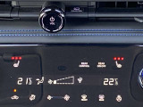 運転席、助手席にシートヒーターにハンドルヒーターも装備。冬場の寒い時に座面を温めてくれます。