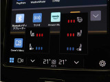 フロントシートには、シートヒーター&シートエアコンに加え、ステアリングホイール・ヒーターも装備。厳寒の地、北欧スウェーデン発祥のブランドならではのアイテムです。シートヒーターは後席にも装備しています。