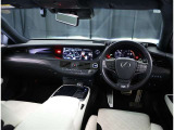 デザインもよく、居心地のよい運転席ですね。分かりやすいスイッチ類ですから操作もしやすく運転をサポートします。ぜひご来店いただき、実際にお座りいただいてステアリングを握ってみてください!