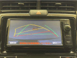 バックガイドモニター付きです。車の後方に小型カメラが付いており、バックする際の後方の様子をモニター上に表示します。