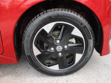 日産純正のアルミホイールが装着されてます。ボディデザインとマッチしておりカッコイイですね。