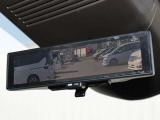 車両後方を映し出します・スマートルームミラー装備です。