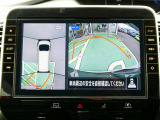 自車を真上から見下ろすように映し出すので周囲の状況が分かるアラウンドビューモニター搭載。フロントカメラとしても使用できます。車庫入れなど苦手な人の頼りになる助っ人です。