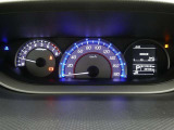 各操作スイッチは使いやすい位置に配置され、とっても見やすいメーターです。夜間時はラグジュアリーな気分にさせてくれる照明が魅力ですので、夜のドライブも楽しみになりますよ♪