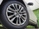 【純正18インチアルミホイール】外観にマッチした純正アルミホイールを装着しております。各種社外アルミホイールや、スタッドレスタイヤも取扱いしております。是非ご相談ください♪