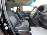 運転席まわりには十分なスペースがあり、大柄な方でもゆったり運転していただける環境です。