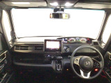 【前方視界】開放的な前方視界!運転がしやすく疲れにくいです♪窓が大きく、見通しがとっても良いおクルマですよ♪