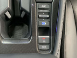 電子パーキングに加えてブレーキホールドシステムを装備しておりますので、信号待ちや踏み切り待ちでもブレーキを踏まずに停止できます!発進する際はアクセルを踏むだけですので渋滞時などはかなり楽ですね!