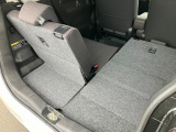 【リヤシート分割可倒】リヤシートの肩部にある操作レバーで荷室側からすばやく簡単に前倒しができますよ☆分割可倒式なので載せるものによってアレンジが可能です☆