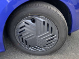 スチールホイールに日産純正ホイールカバーが付いています。