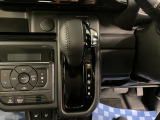 【インパネシフト】シフト操作のしやすいインパネシフトです。足元が広くなりすっきりしますので、大柄な方でも快適に運転ができます。