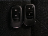 スマートキーを装備しています。鍵を差し込むことなくドアロックの開け閉めと、スタートボタン操作でのエンジンスタートができます。スペアキーも同じものを用意しております。