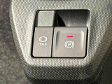 指先だけで簡単に操作が可能な電動パーキングブレーキを採用。「HOLD」スイッチを押すと、渋滞や信号待ちなどでブレーキペダルから足を離しても、ブレーキを保持するので安心です