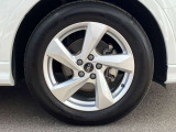 18インチ純正アルミホイール装備 全車両に標準装備の純正アルミホイールは、純正ならではのバランスの良いデザインと、走行安定性をお楽しみ頂けます。