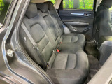 後部座席も気になるようなキズ・汚れやへたり等、大きなダメージはなく、良好な状態です。