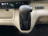 CVT車のセレクトレバーです。低速から高速まで、変速ショックのないスムーズな走りを実現するとともに、エンジン効率のよい領域を維持することで燃費にも貢献します。