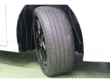 タイヤサイズはハイスペックな 215/45R17。京都トヨタにてこの車をご成約のお客様に限り、タイヤ4本を当社指定【新品】タイヤに交換します。