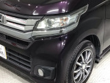 ディスチャージヘッドライト搭載でしっかり明るく照らしてくれるので、夜間走行や不慣れな道でも安心です。
