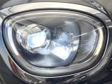 ●LEDヘッドライト:夜間走行時も良好な視界を確保し安心して運転できる高輝度LEDヘッドライトを装備!点灯速度が早く、消費電力も抑えられています。