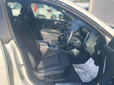 サポートのきいたスポーツシートですので、長時間の運転でも快適にお過ごしいただけます。