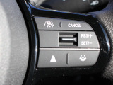 クルーズコントロールが装備されており、速度設定をするだけで一定の速度で自動走行が可能!!一定速度の走行なので燃費の向上やアクセルペダルを踏む必要が無いので長距離ドライブが快適になります!!