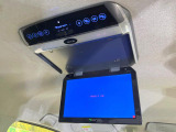 【後席モニター】家族や友人とお出かけする機会が多い方に大人気の後席モニターを装備!見やすい位置に画面がありテレビやDVDの視聴も快適!友達もお子様も、後席にしか乗らなくなるかも??