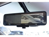 インテリジェントルームミラー搭載で、車の後方に設置されたカメラ映像を映し出してシートバックやヘッドレスト、同乗者に視界が遮られることがなく視認性が非常に良いです