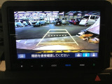 バックモニター付きで、車庫入れやバック時の後方確認をサポート。