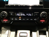 オートエアコンは左右席で独立温度コントロールが可能です。運転席はキンキンに冷やして助手席はマイルドにと言った設定が可能です☆暑さ寒さでケンカすることもなくなりますね♪